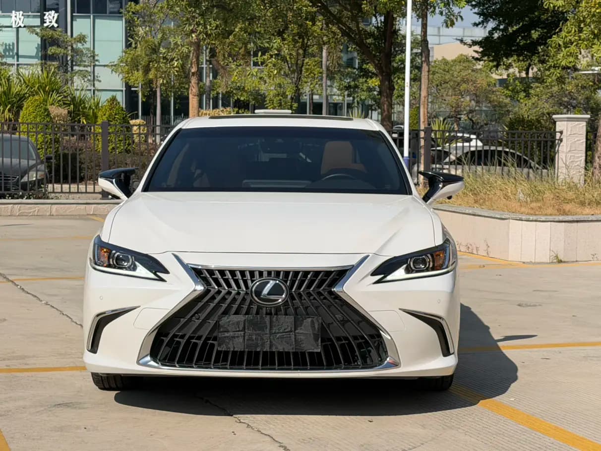 Lexus ES 2023 г. 44112 км. — фото 2