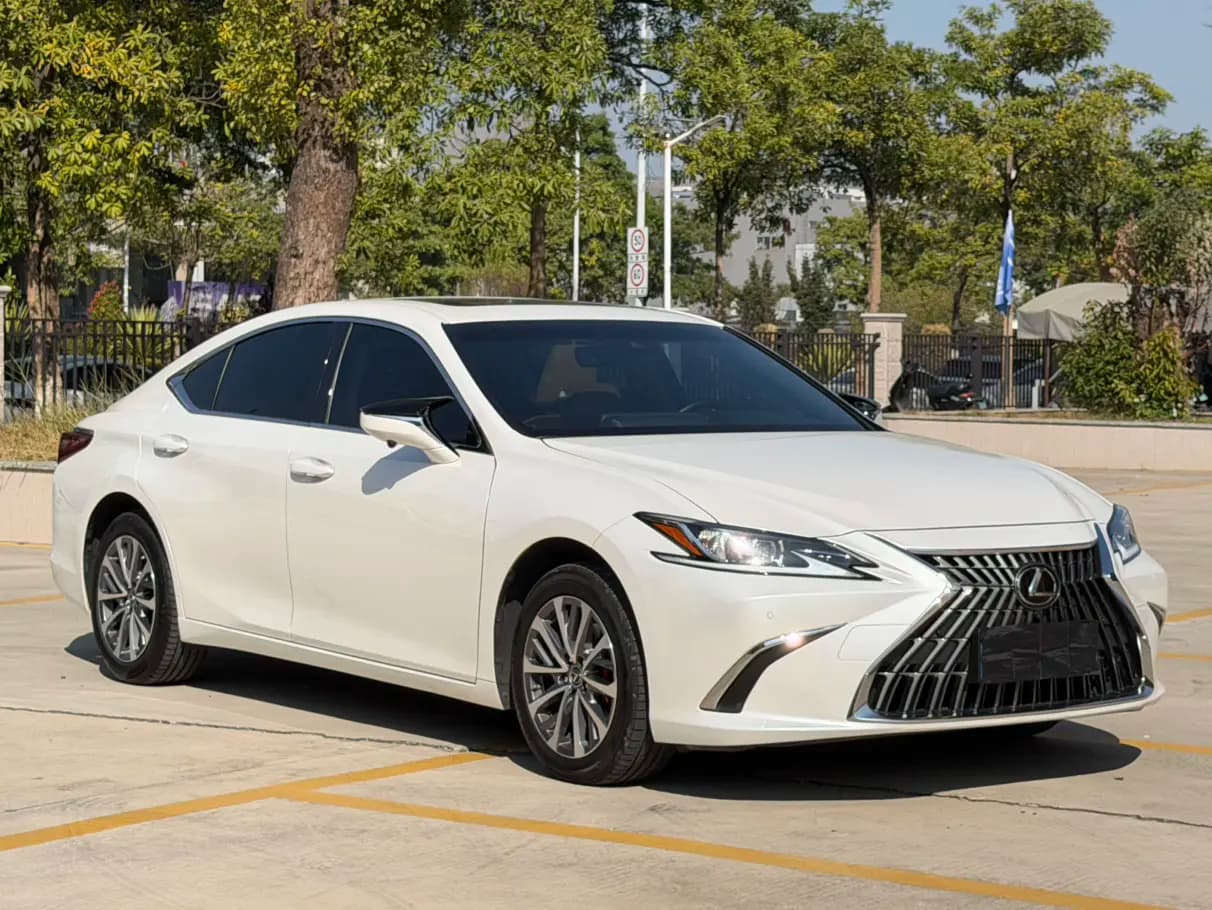 Lexus ES 2023 г. 44112 км. — фото 3
