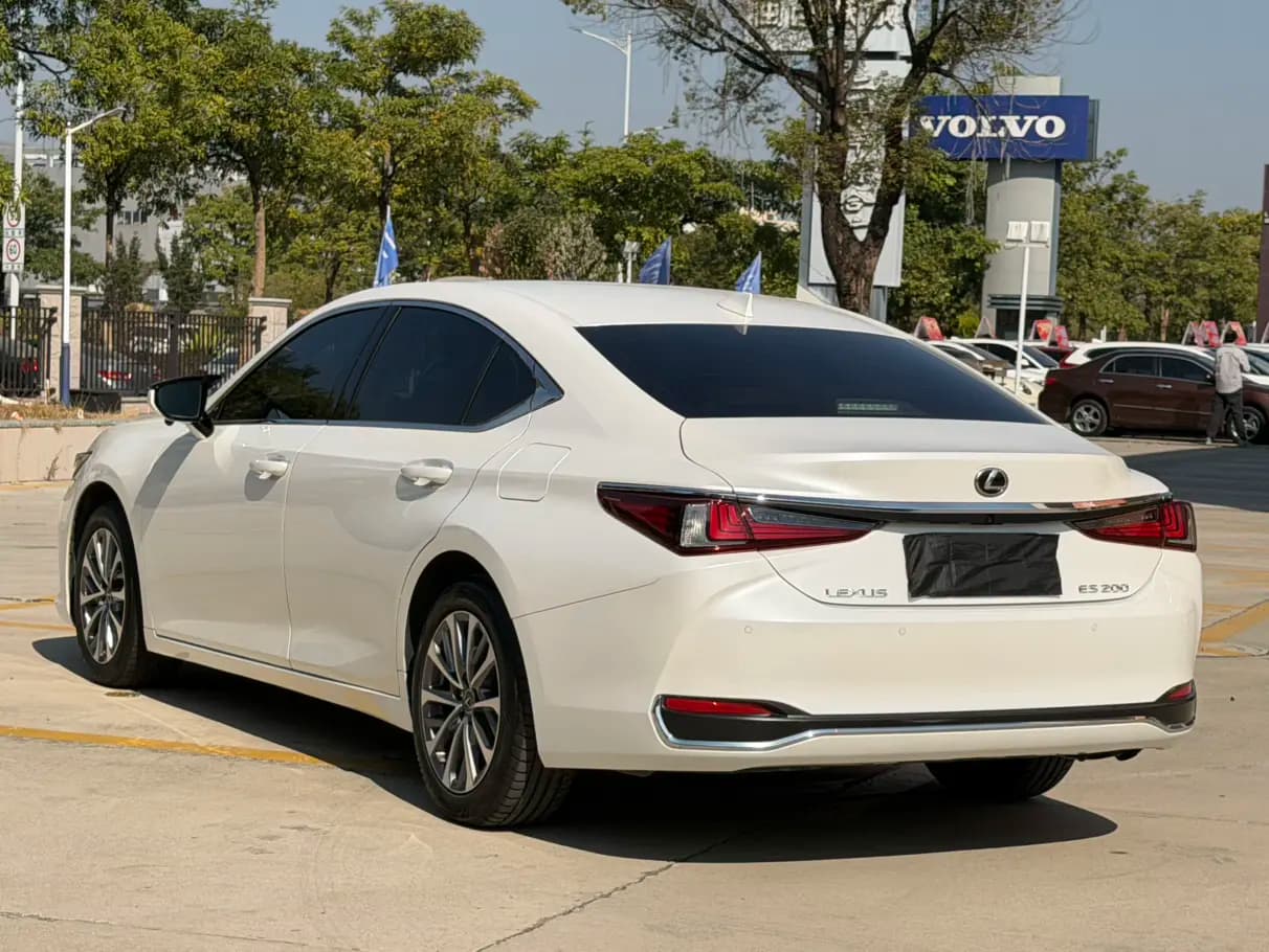 Lexus ES 2023 г. 44112 км. — фото 4