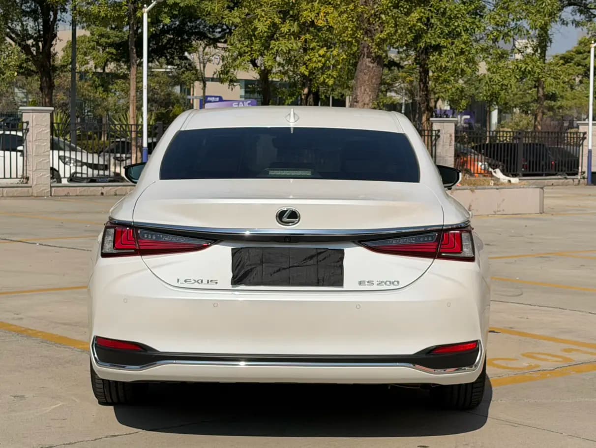 Lexus ES 2023 г. 44112 км. — фото 5