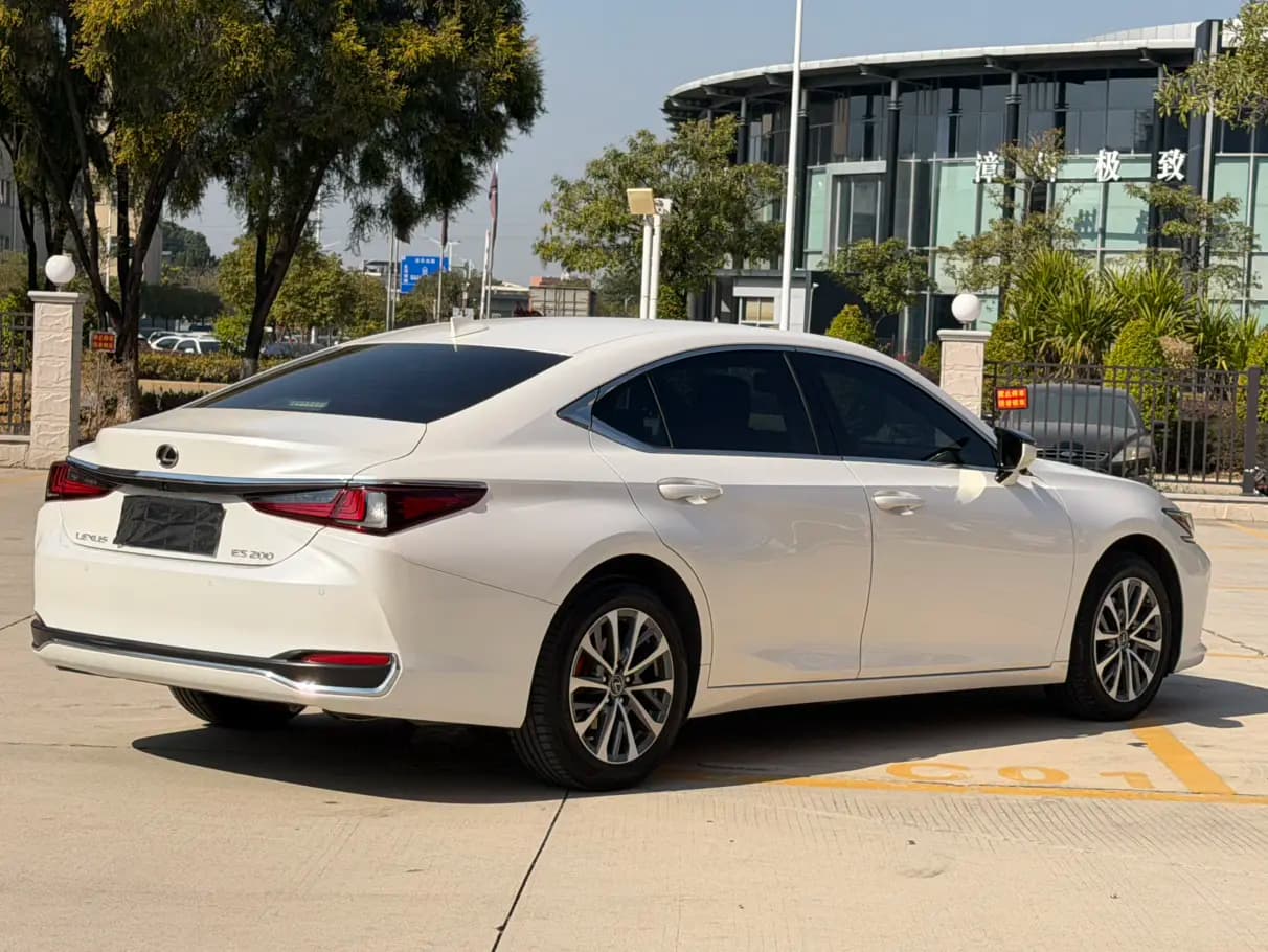 Lexus ES 2023 г. 44112 км. — фото 6