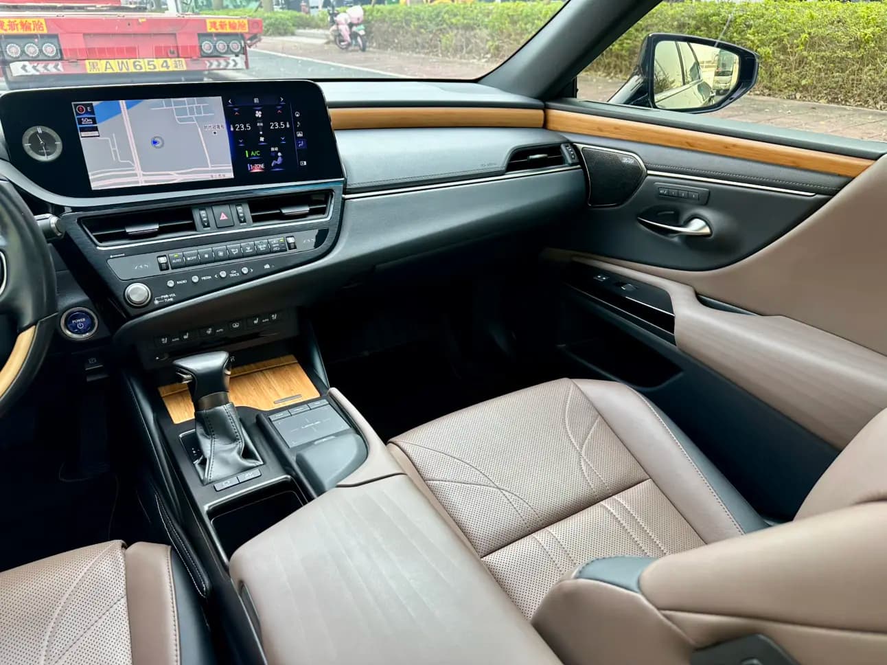 Lexus ES 2022 г. 48114 км. — фото 15