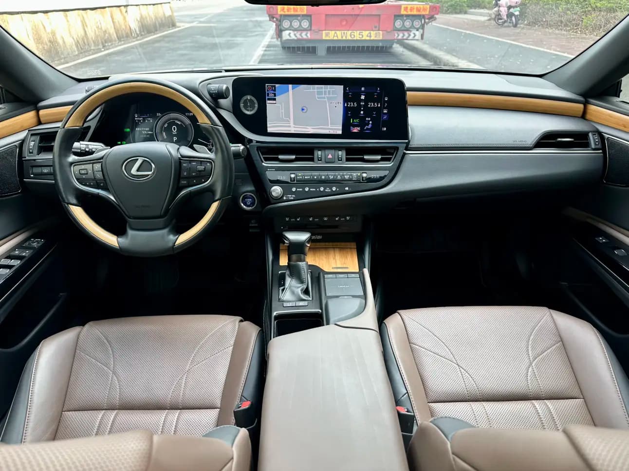 Lexus ES 2022 г. 48114 км. — фото 20