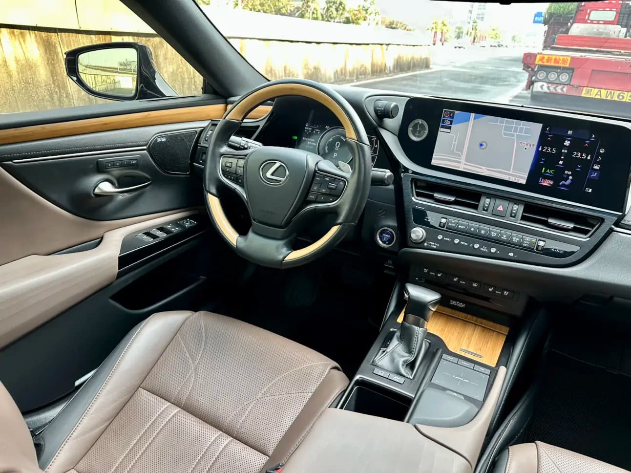 Lexus ES 2022 г. 48114 км. — фото 27