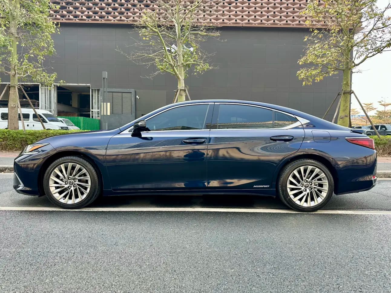 Lexus ES 2022 г. 48114 км. — фото 4