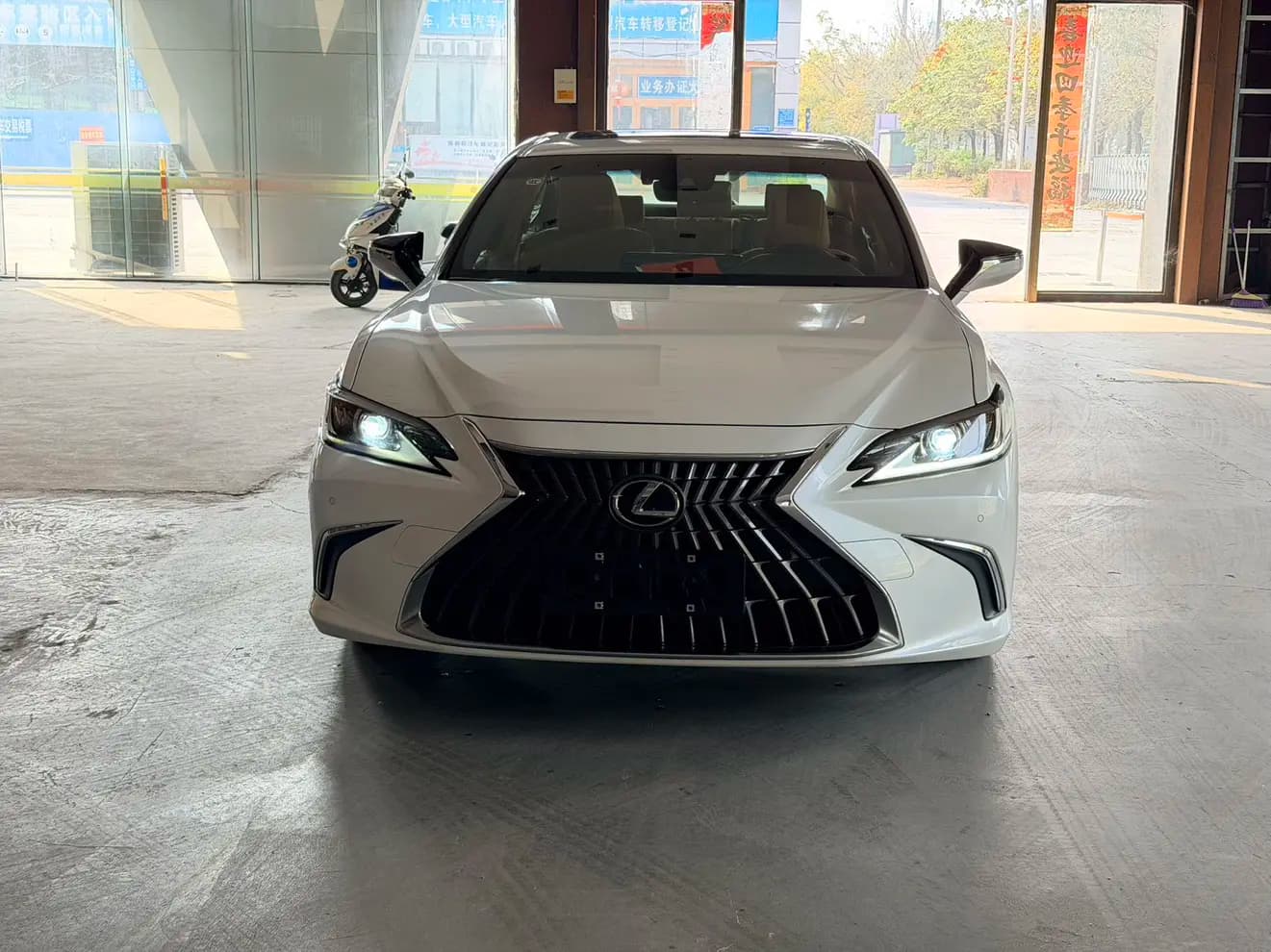 Lexus ES 2023 г. 25120 км. — фото 2