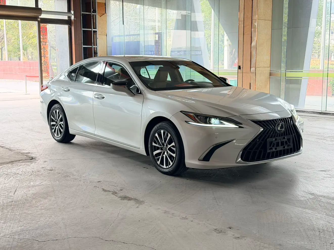 Lexus ES 2023 г. 25120 км. — фото 3