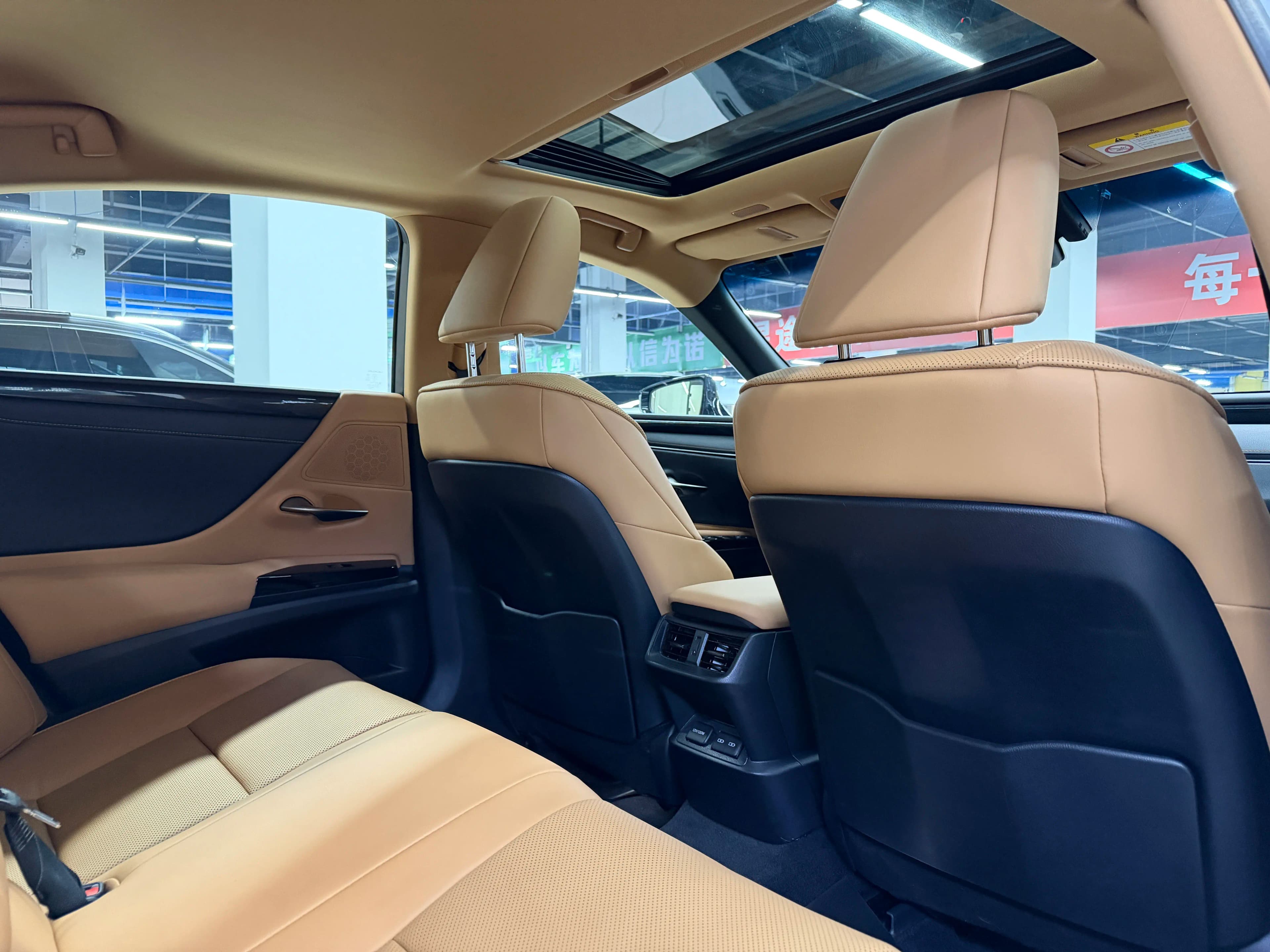 Lexus ES 2022 г. 74121 км. — фото 17