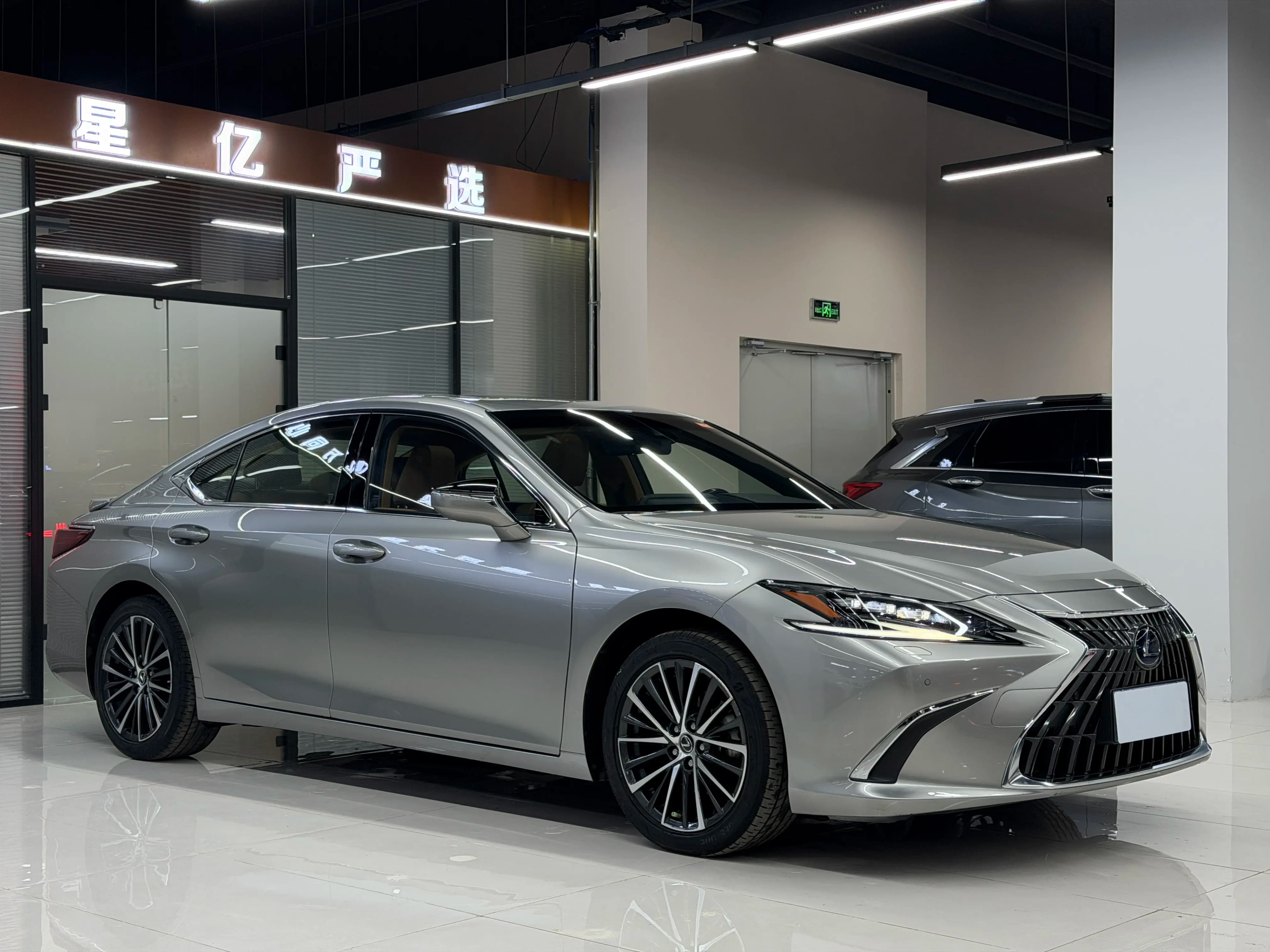 Lexus ES 2022 г. 74121 км. — фото 3