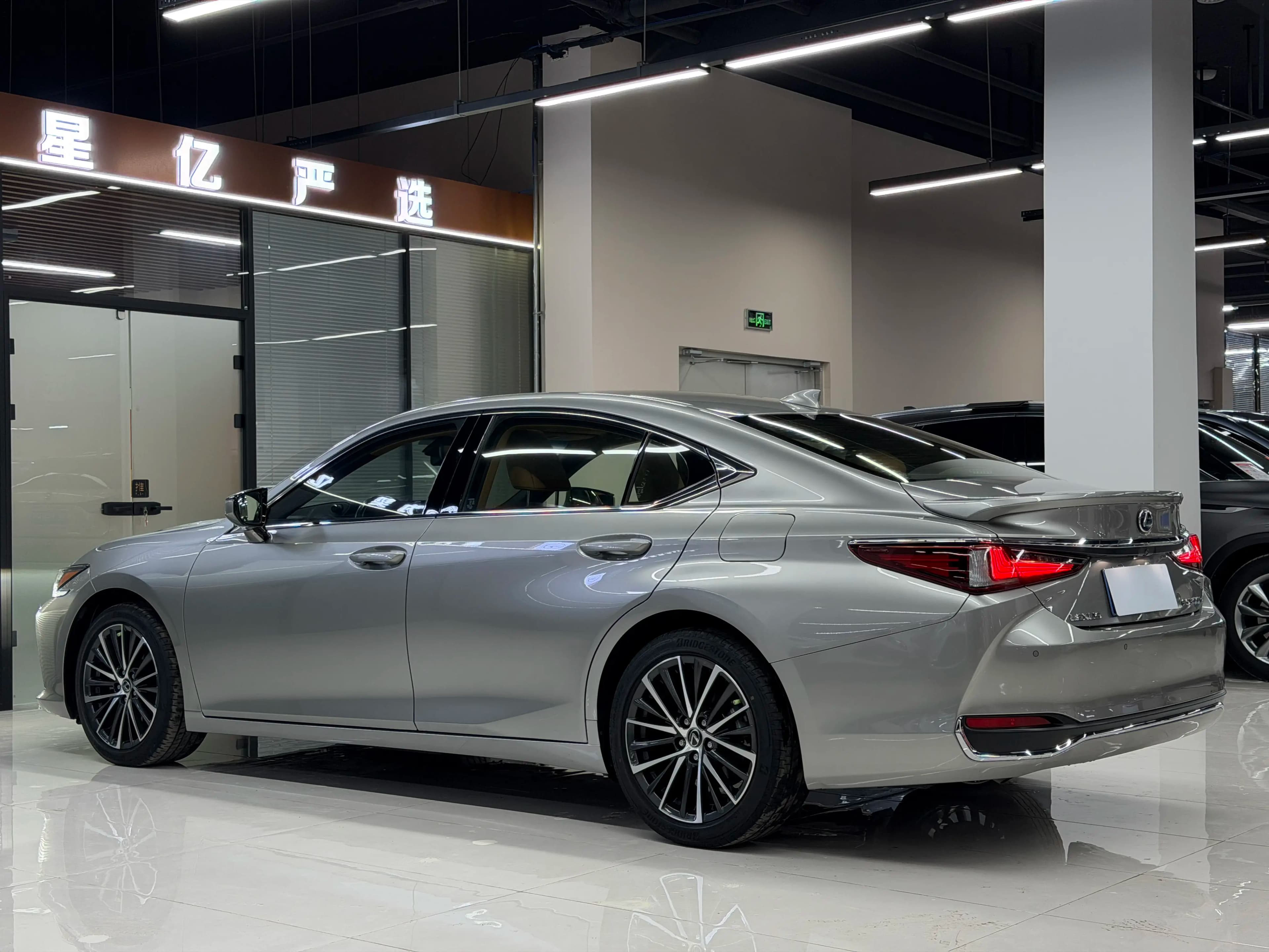 Lexus ES 2022 г. 74121 км. — фото 4