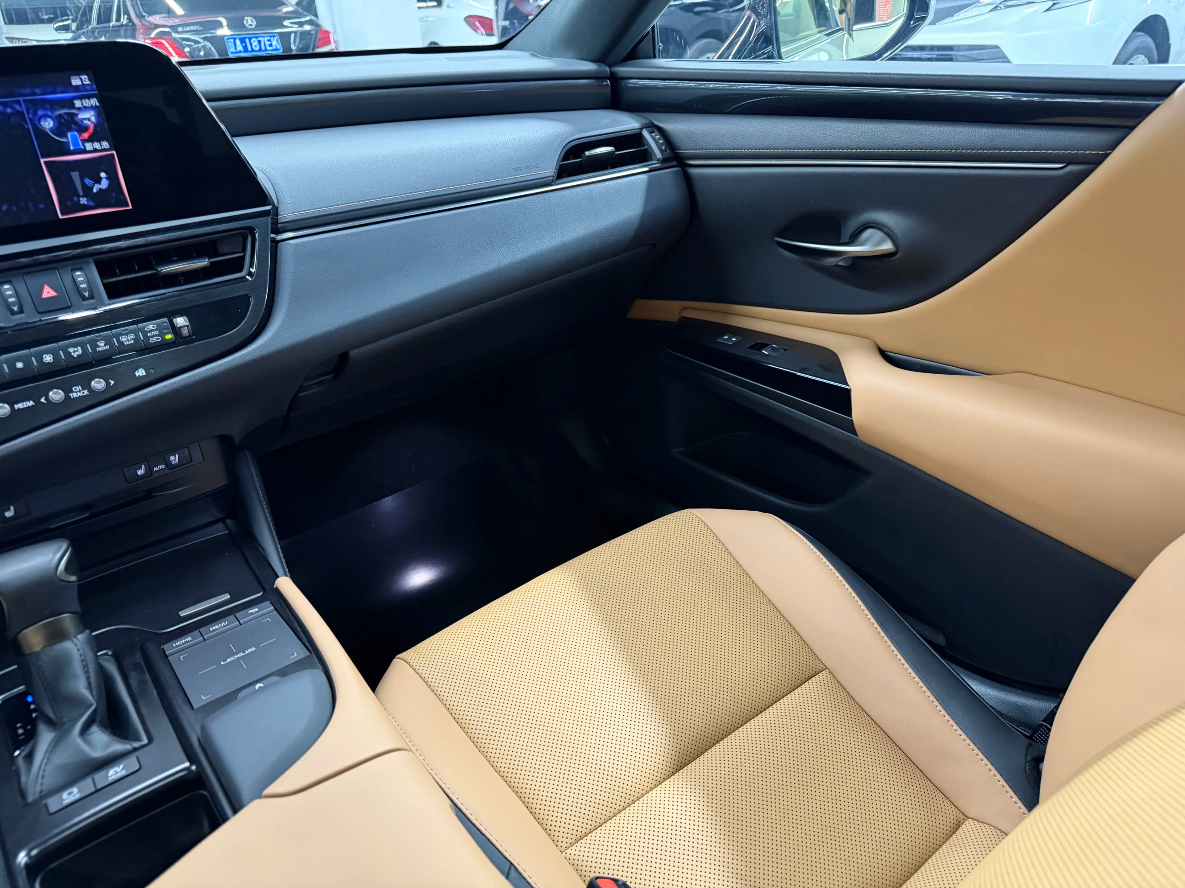 Lexus ES 2022 г. 74121 км. — фото 9