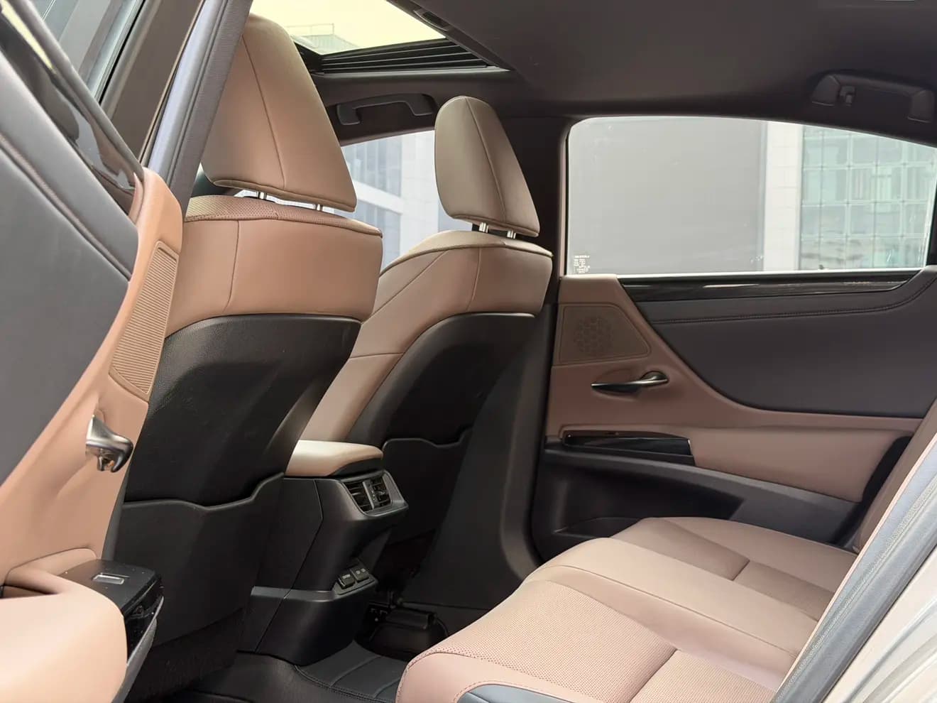 Lexus ES 2024 г. 70127 км. — фото 13