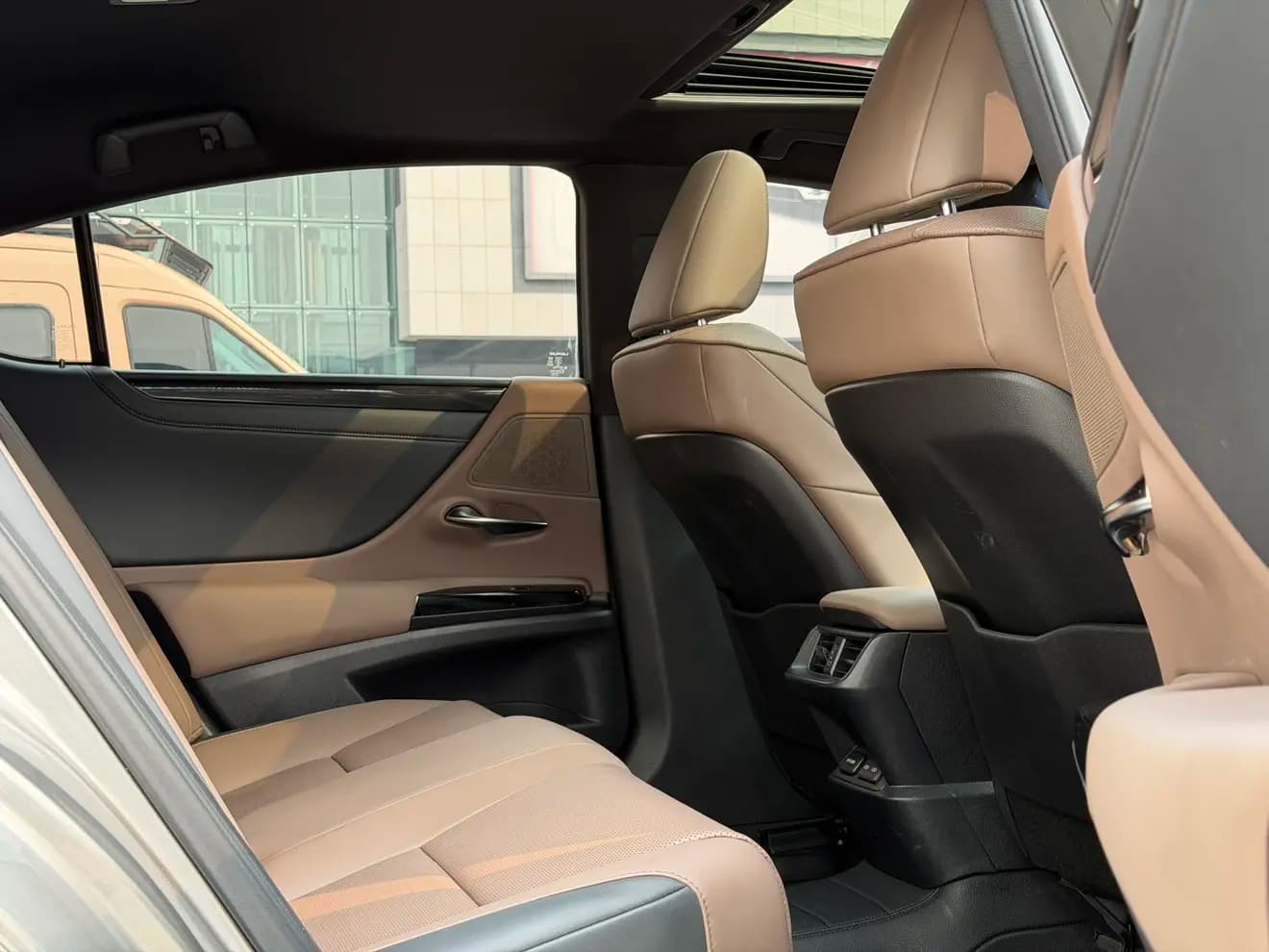 Lexus ES 2024 г. 70127 км. — фото 14