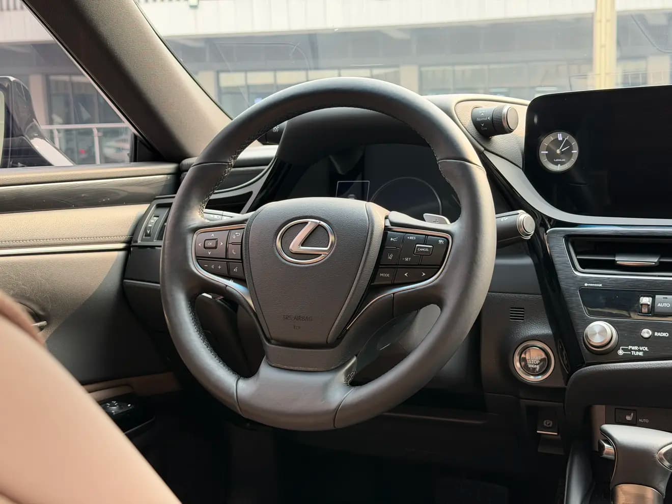 Lexus ES 2024 г. 70127 км. — фото 10