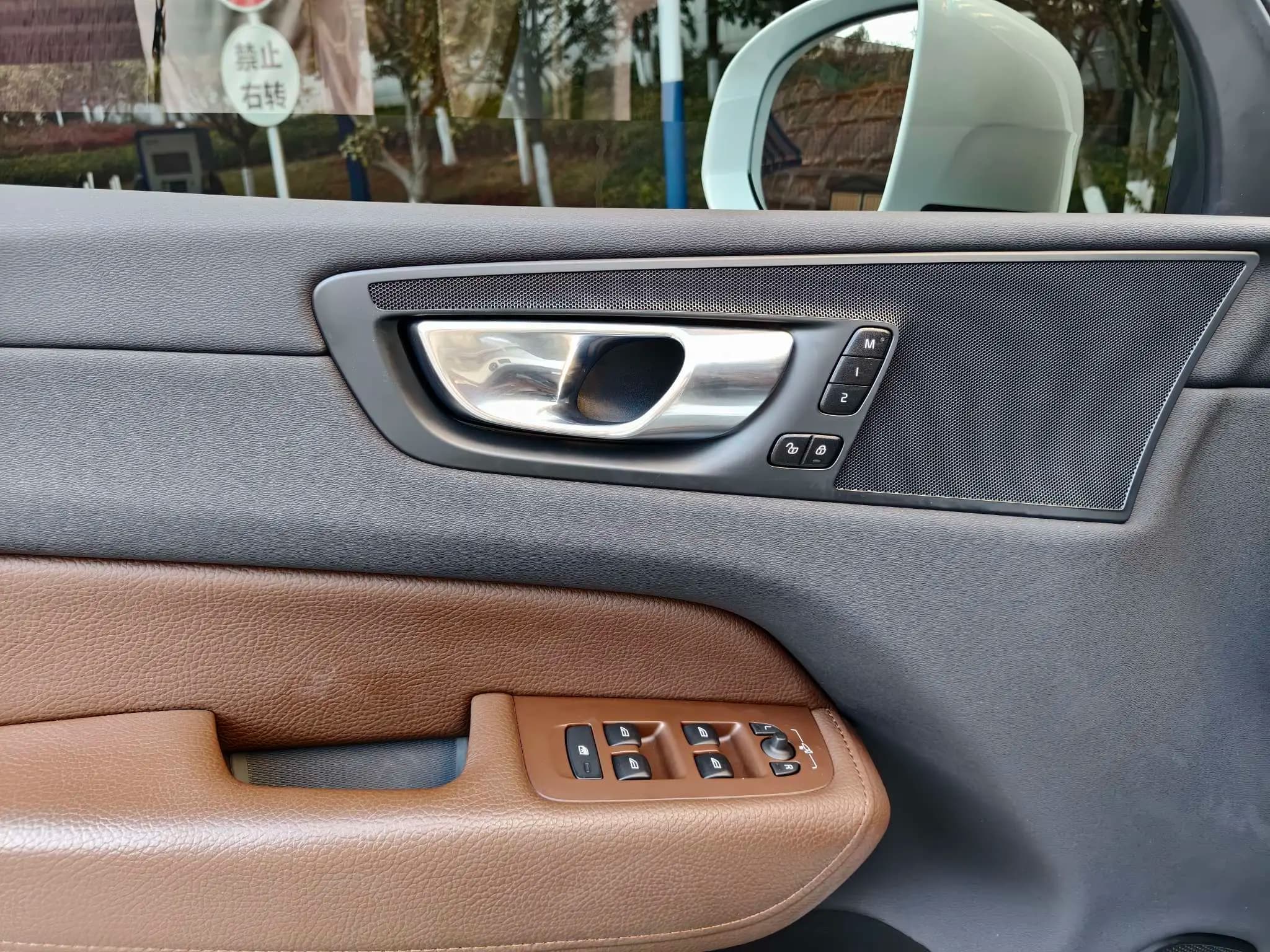 Volvo XC60 2022 г. 62007 км. — фото 13