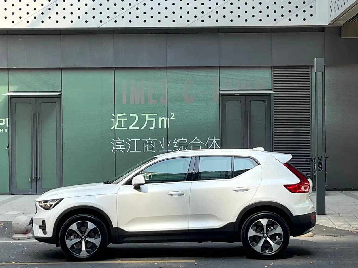 Volvo XC40 2024 г. 11008 км. — фото 4