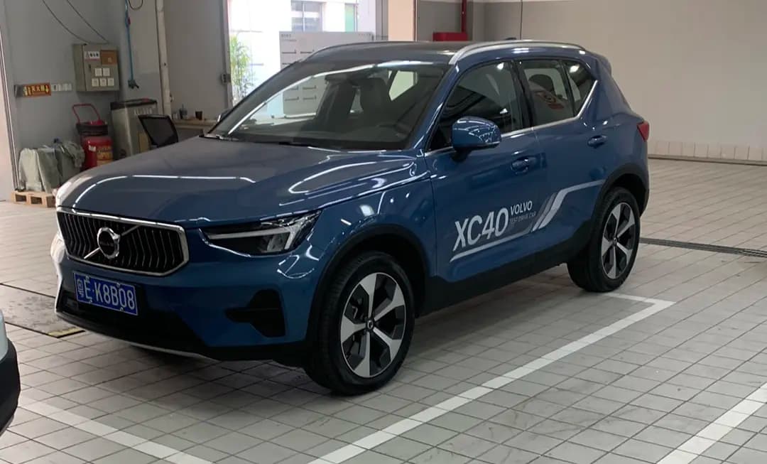 Volvo XC40 2025 г. 11009 км.