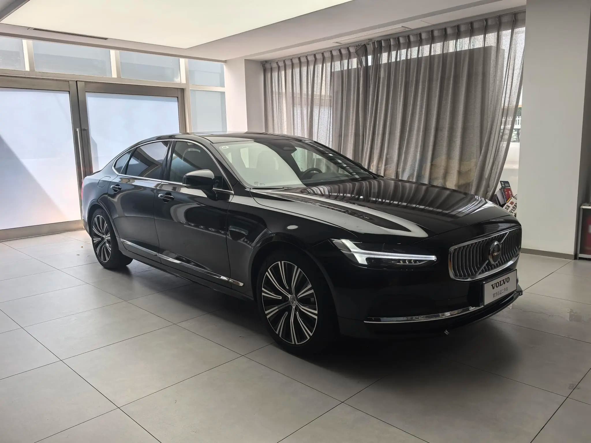 Volvo S90 2025 г. 5022 км. — фото 3