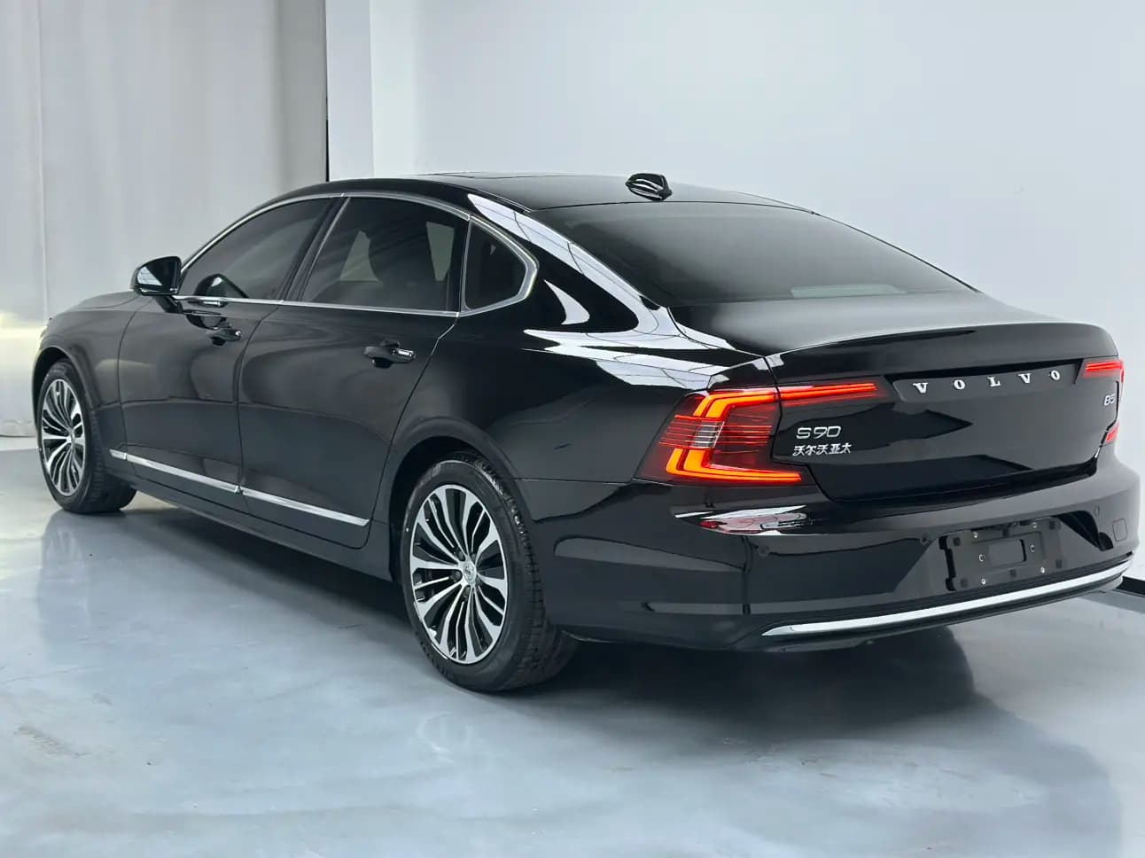 Volvo S90 2024 г. 37025 км. — фото 3
