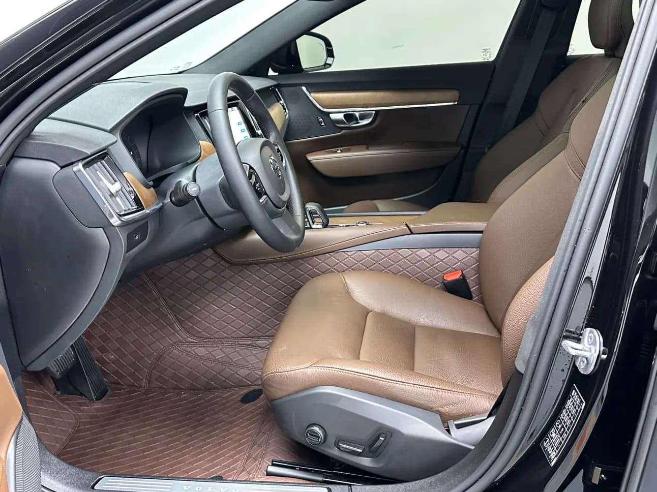 Volvo S90 2024 г. 37025 км. — фото 10