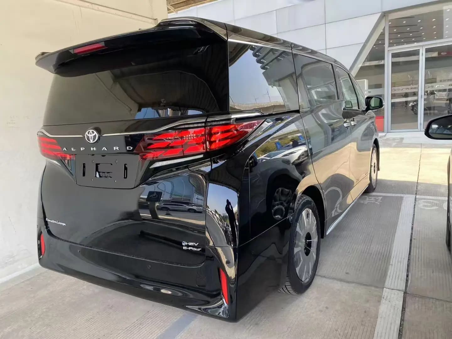 Toyota Alphard 2025 г. 1003 км. — фото 4