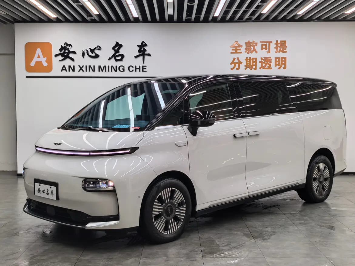 Geely Yizhen L380 2024 г. 27024 км.