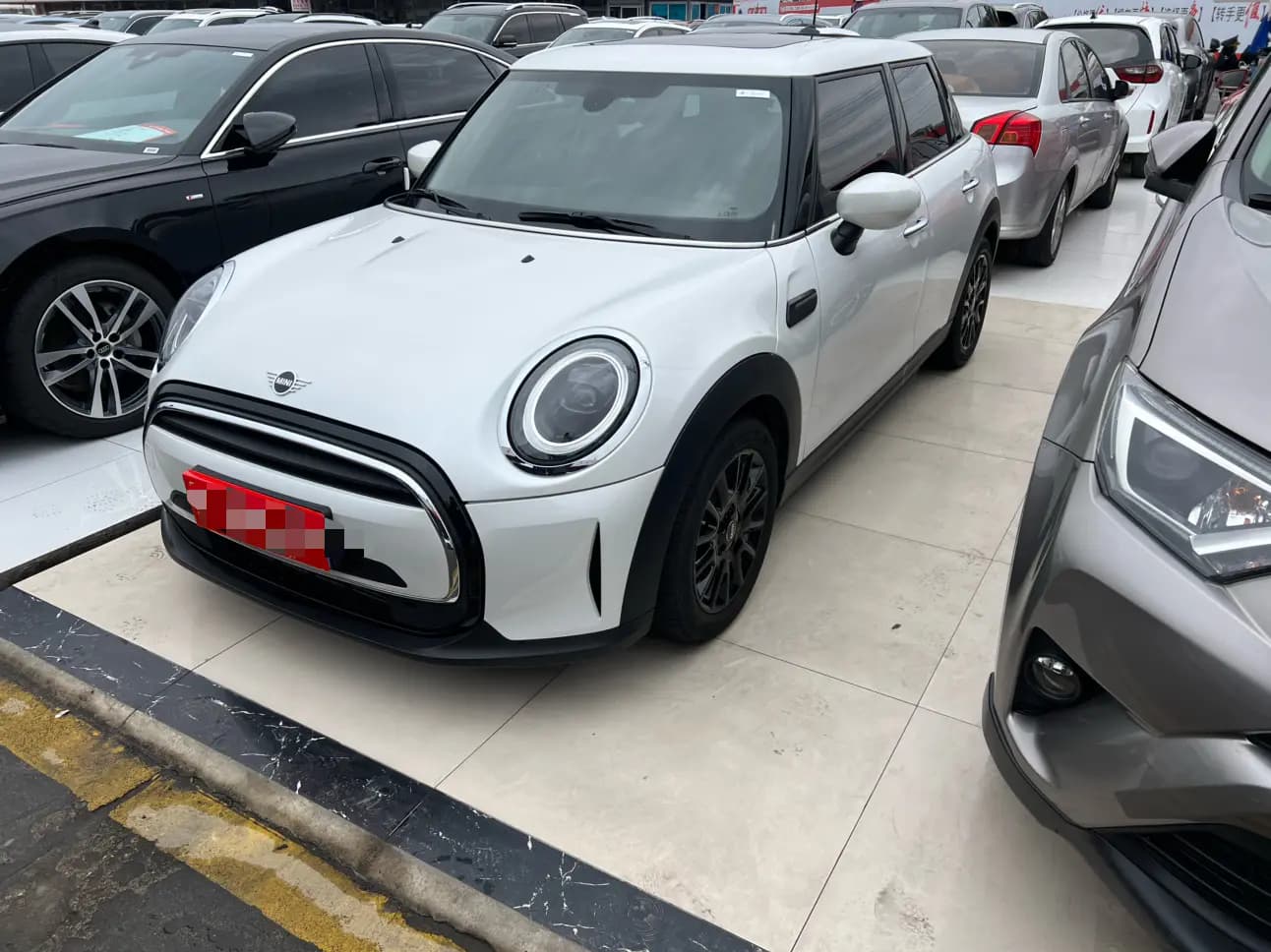 MINI 2024 г. 6113 км.