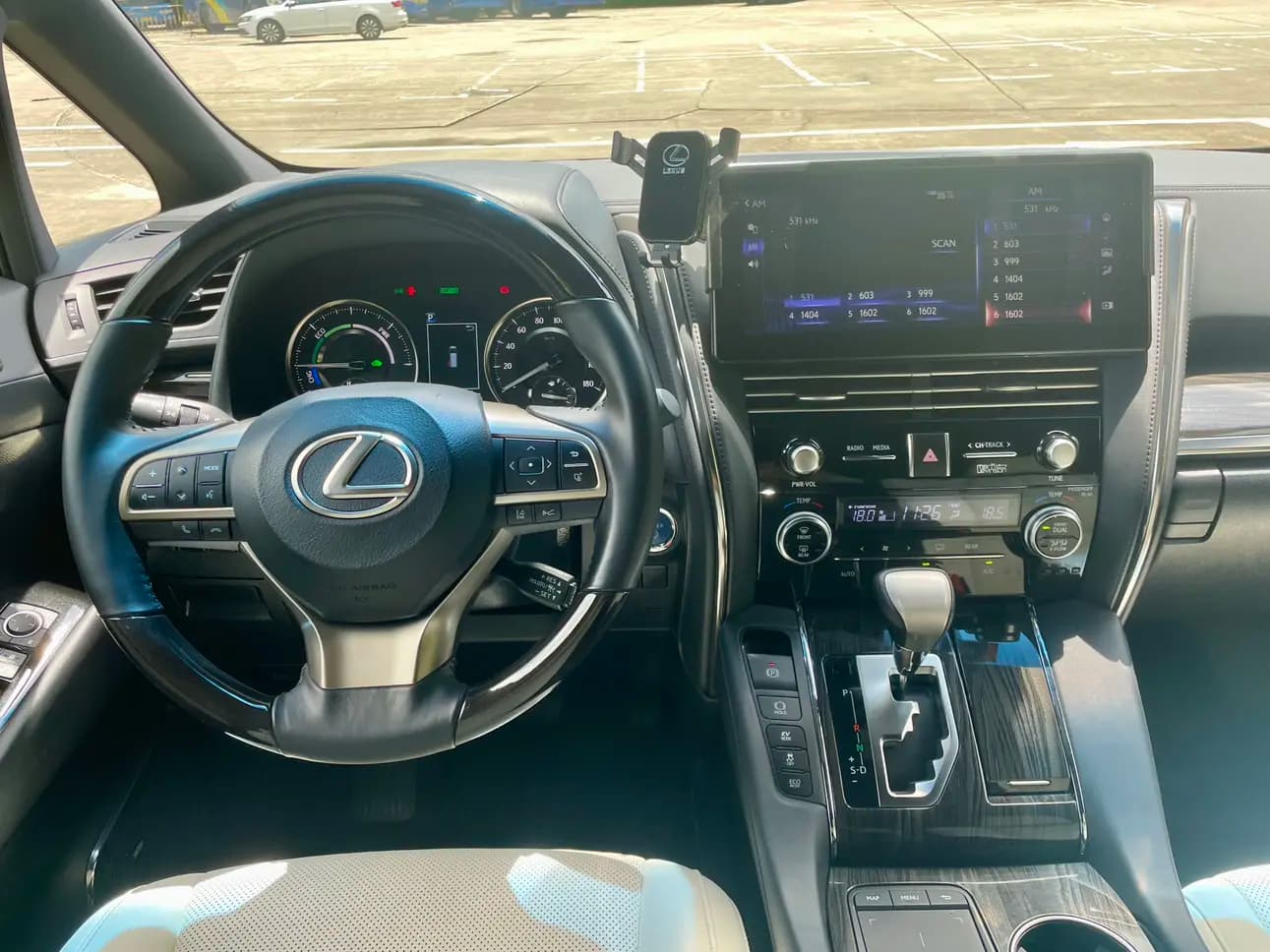 Lexus LM 2022 г. 90086 км. — фото 12