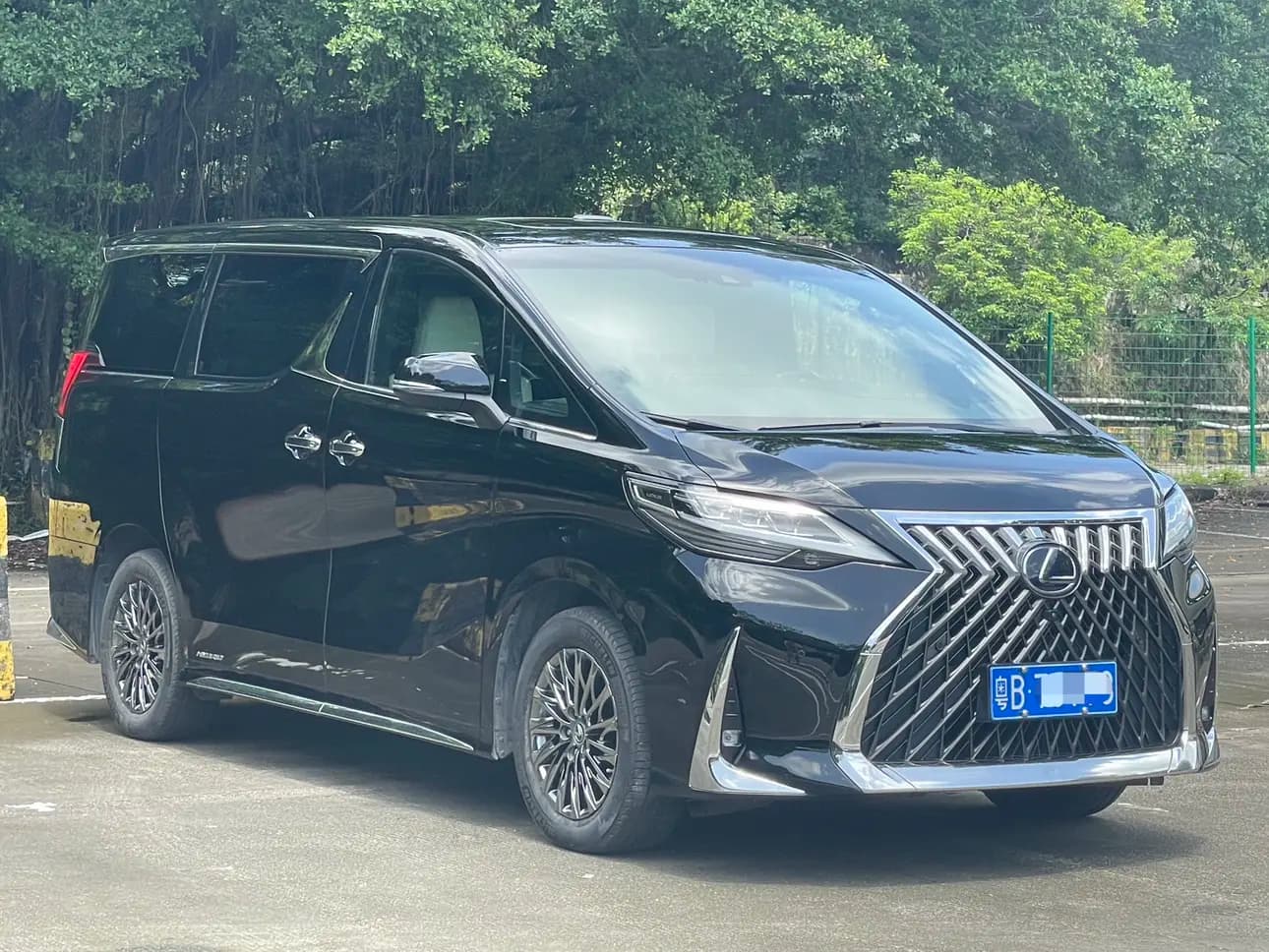 Lexus LM 2022 г. 90086 км. — фото 3
