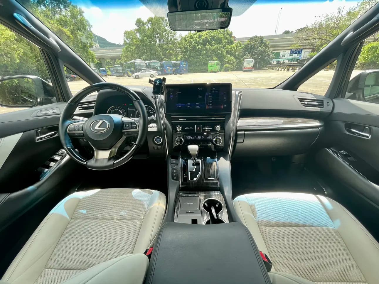 Lexus LM 2022 г. 90086 км. — фото 9