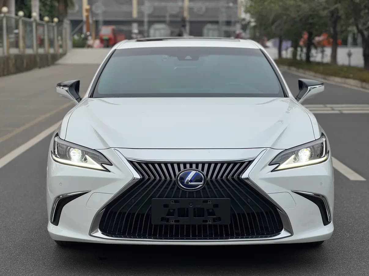 Lexus ES 2021 г. 100000 км. — фото 2