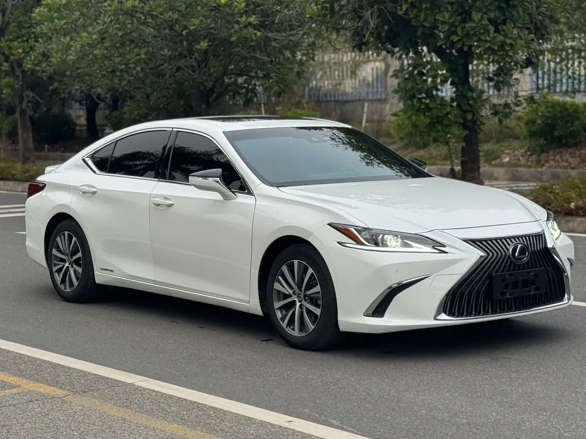 Lexus ES 2021 г. 100000 км. — фото 3