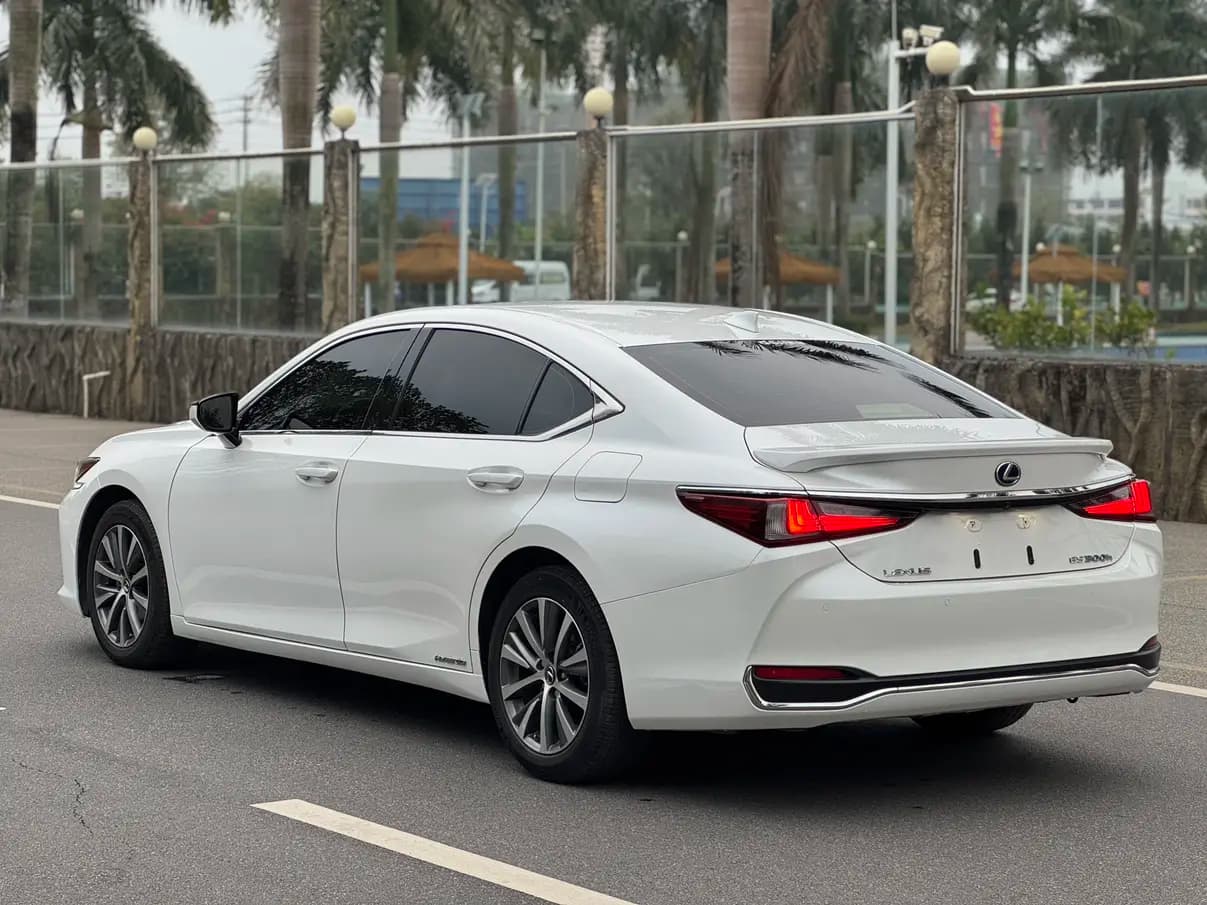 Lexus ES 2021 г. 100000 км. — фото 4