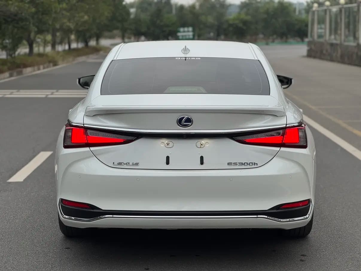Lexus ES 2021 г. 100000 км. — фото 5