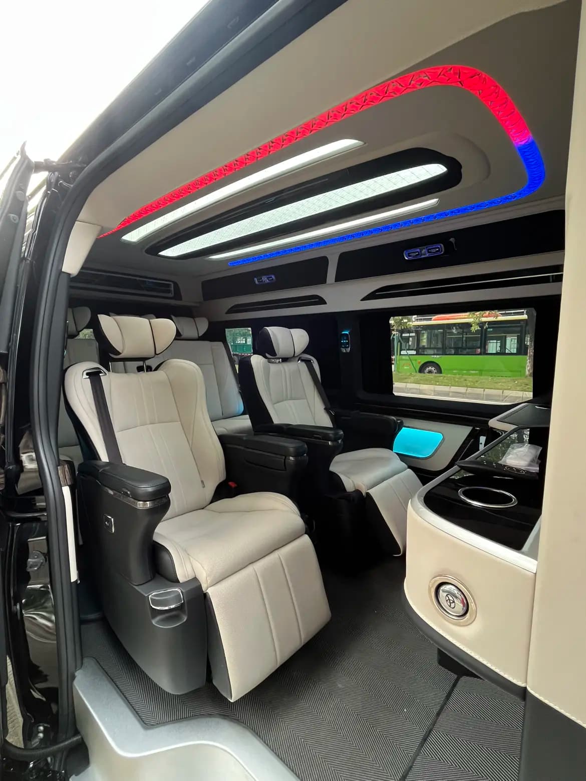 Toyota HiAce 2023 г. 30039 км. — фото 3