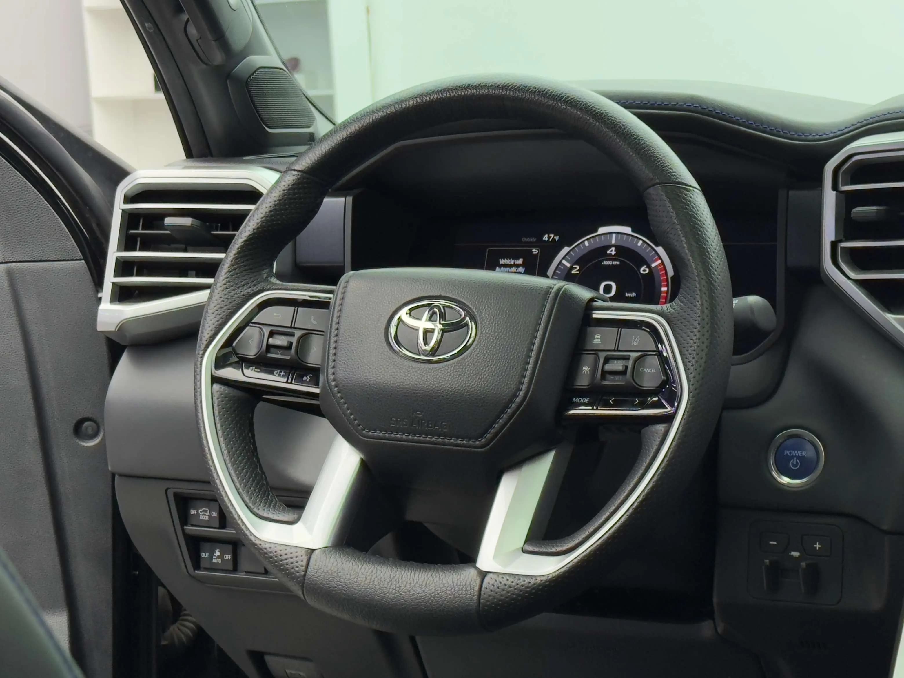 Toyota Sequoia 2023 г. 48585 км. — фото 14