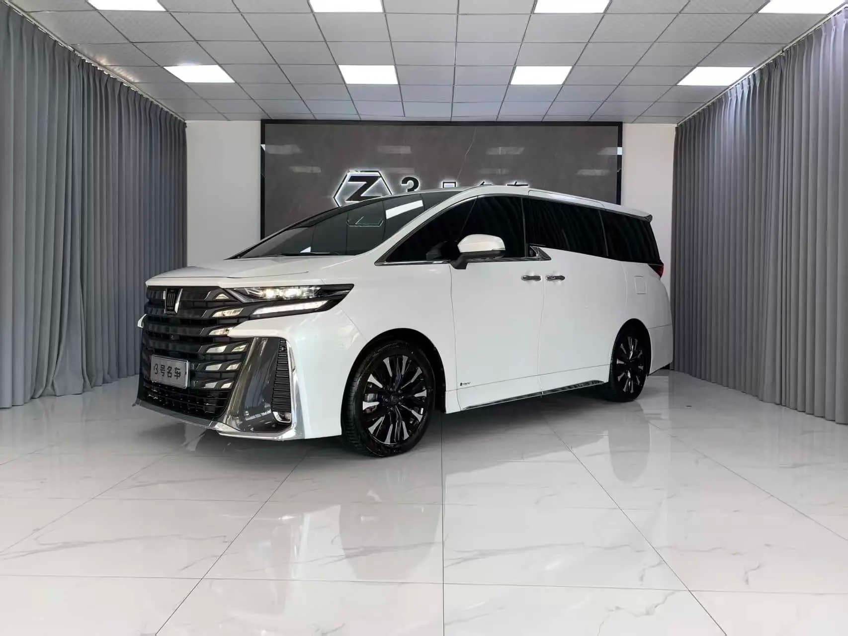 Toyota Crown Wellfire 2023 г. 81042 км.
