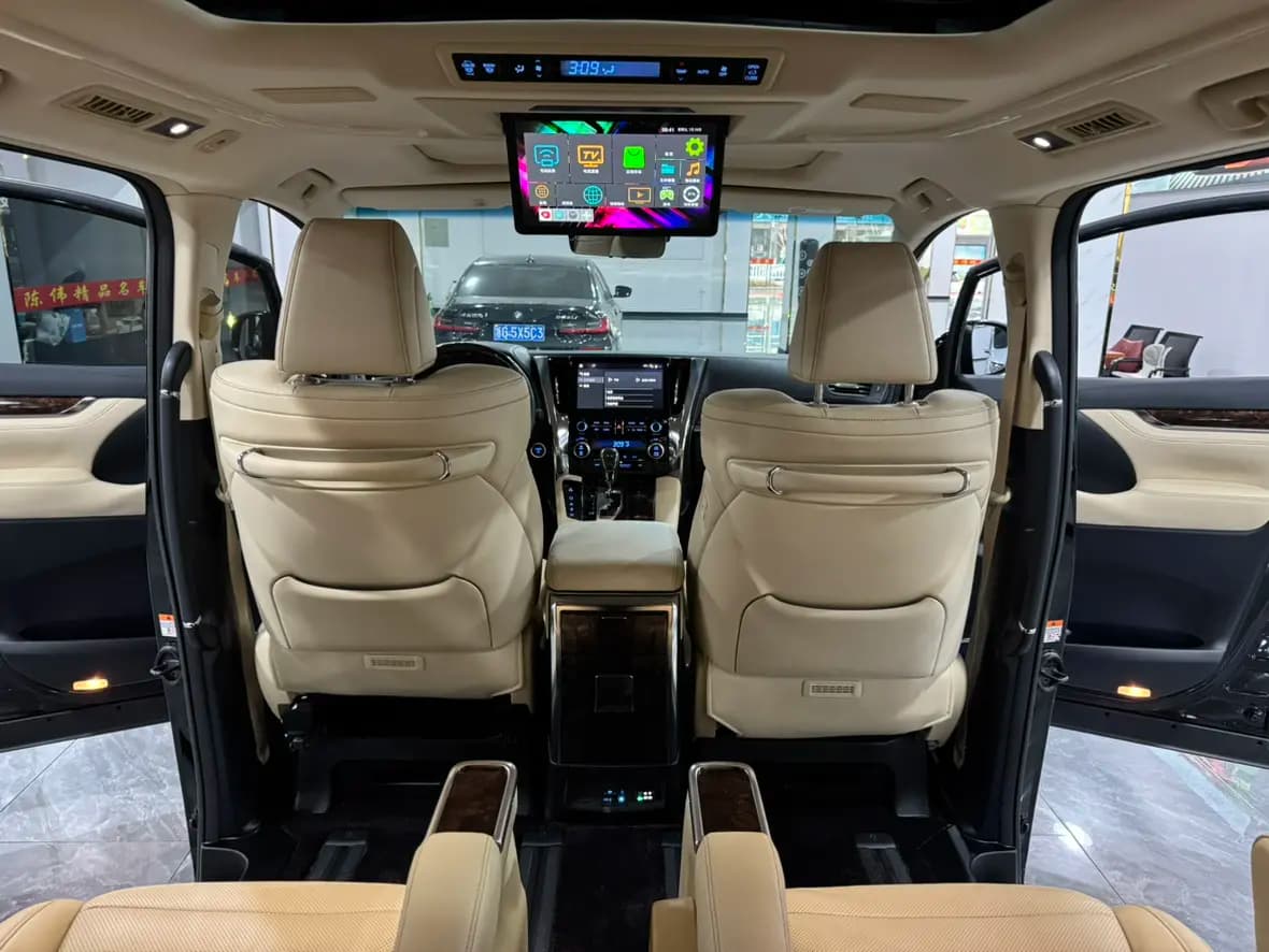 Toyota Alphard 2023 г. 48126 км. — фото 12
