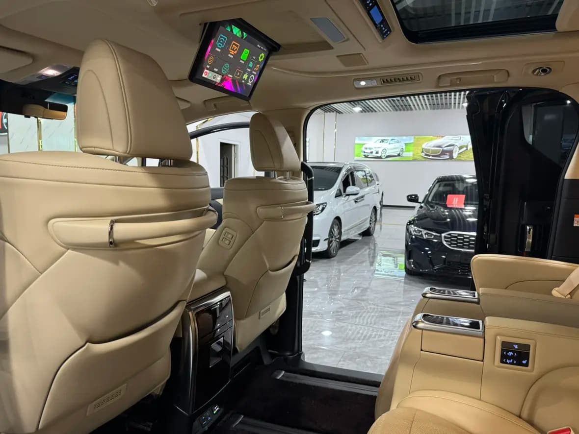 Toyota Alphard 2023 г. 48126 км. — фото 13