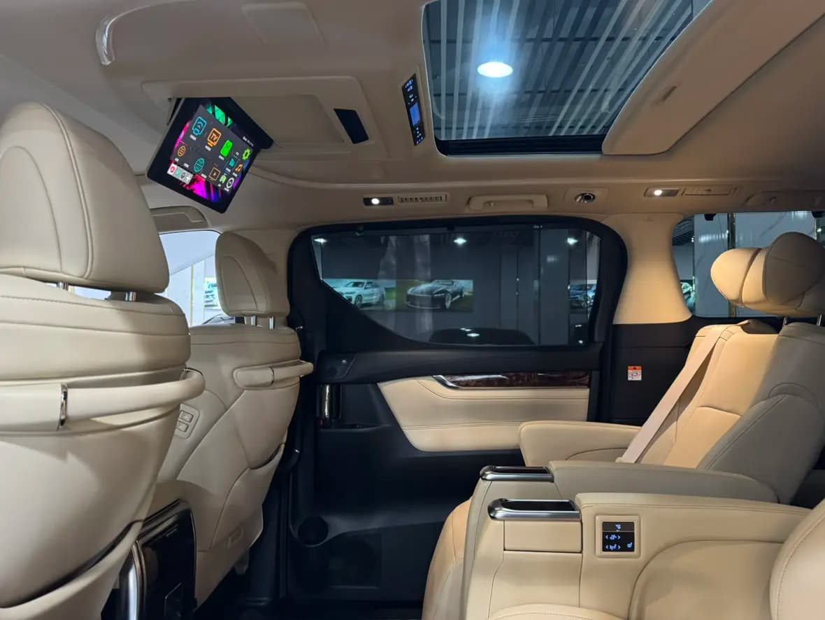 Toyota Alphard 2023 г. 48126 км. — фото 14