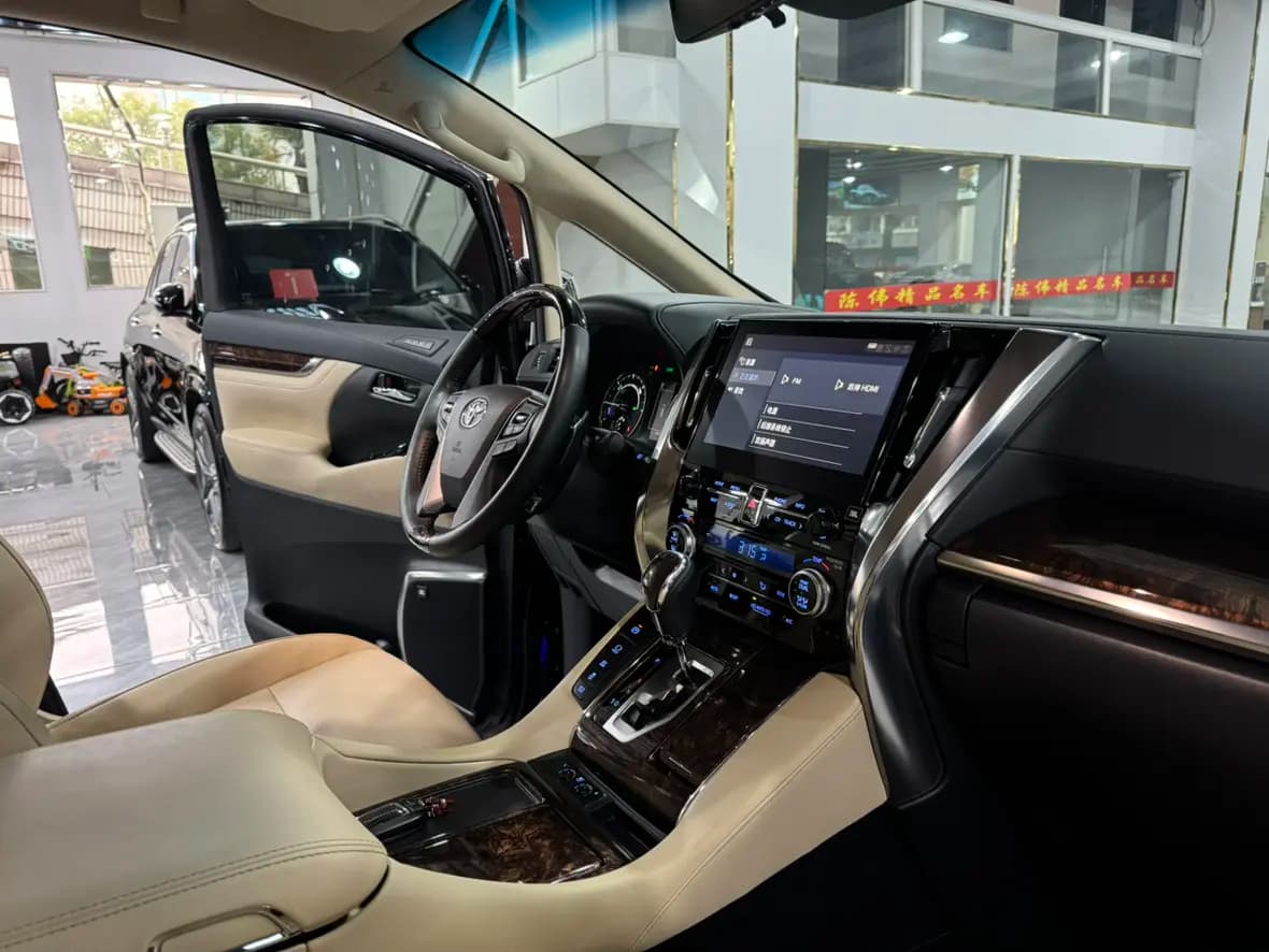 Toyota Alphard 2023 г. 48126 км. — фото 7