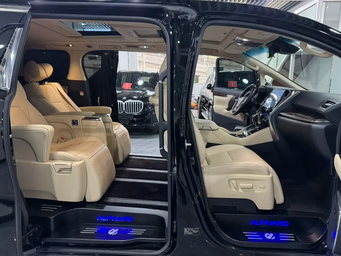 Toyota Alphard 2023 г. 48126 км. — фото 10