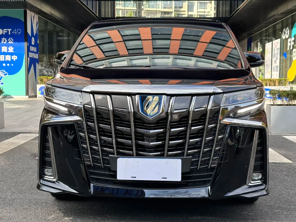 Toyota Alphard 2023 г. 51127 км. — фото 2