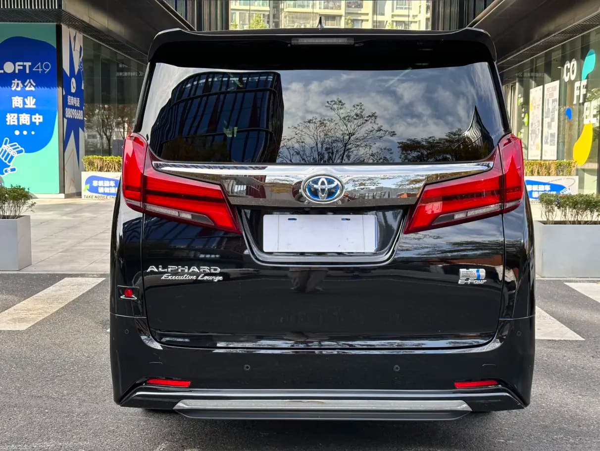 Toyota Alphard 2023 г. 51127 км. — фото 3