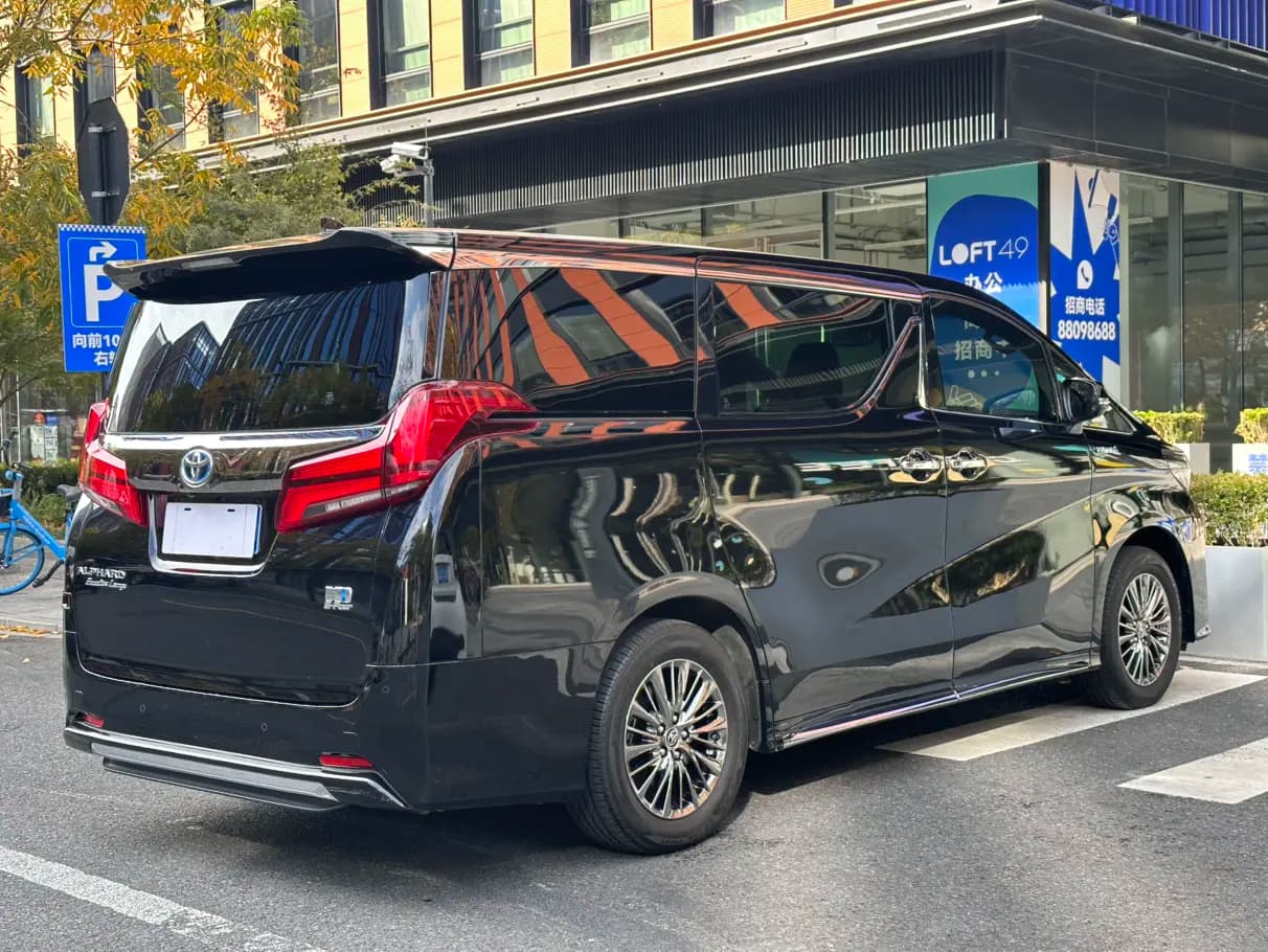 Toyota Alphard 2023 г. 51127 км. — фото 4