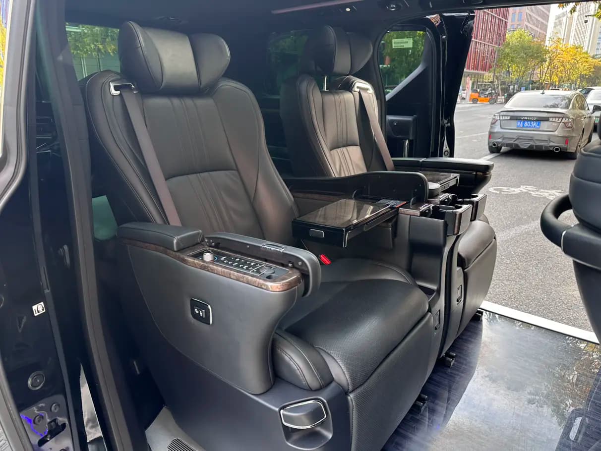 Toyota Alphard 2023 г. 51127 км. — фото 9