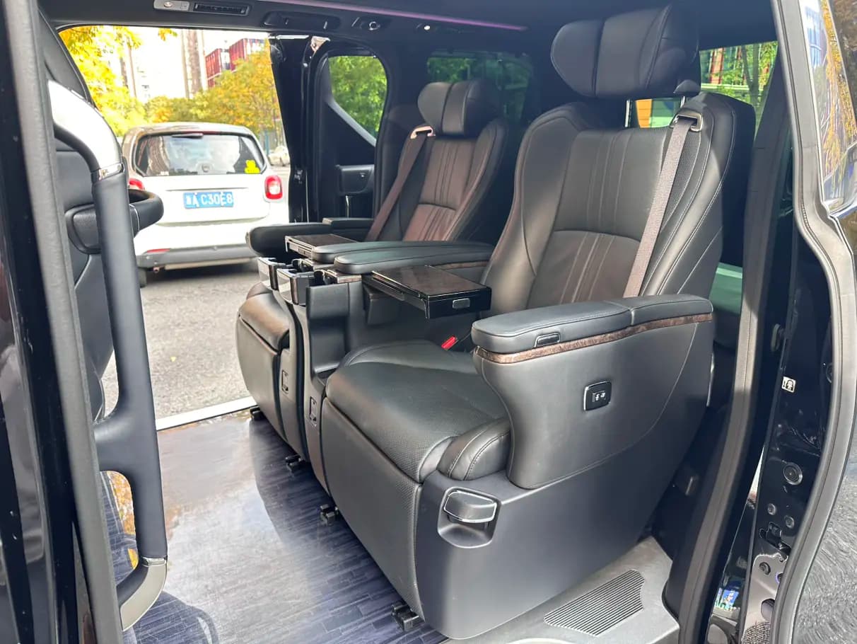 Toyota Alphard 2023 г. 51127 км. — фото 10