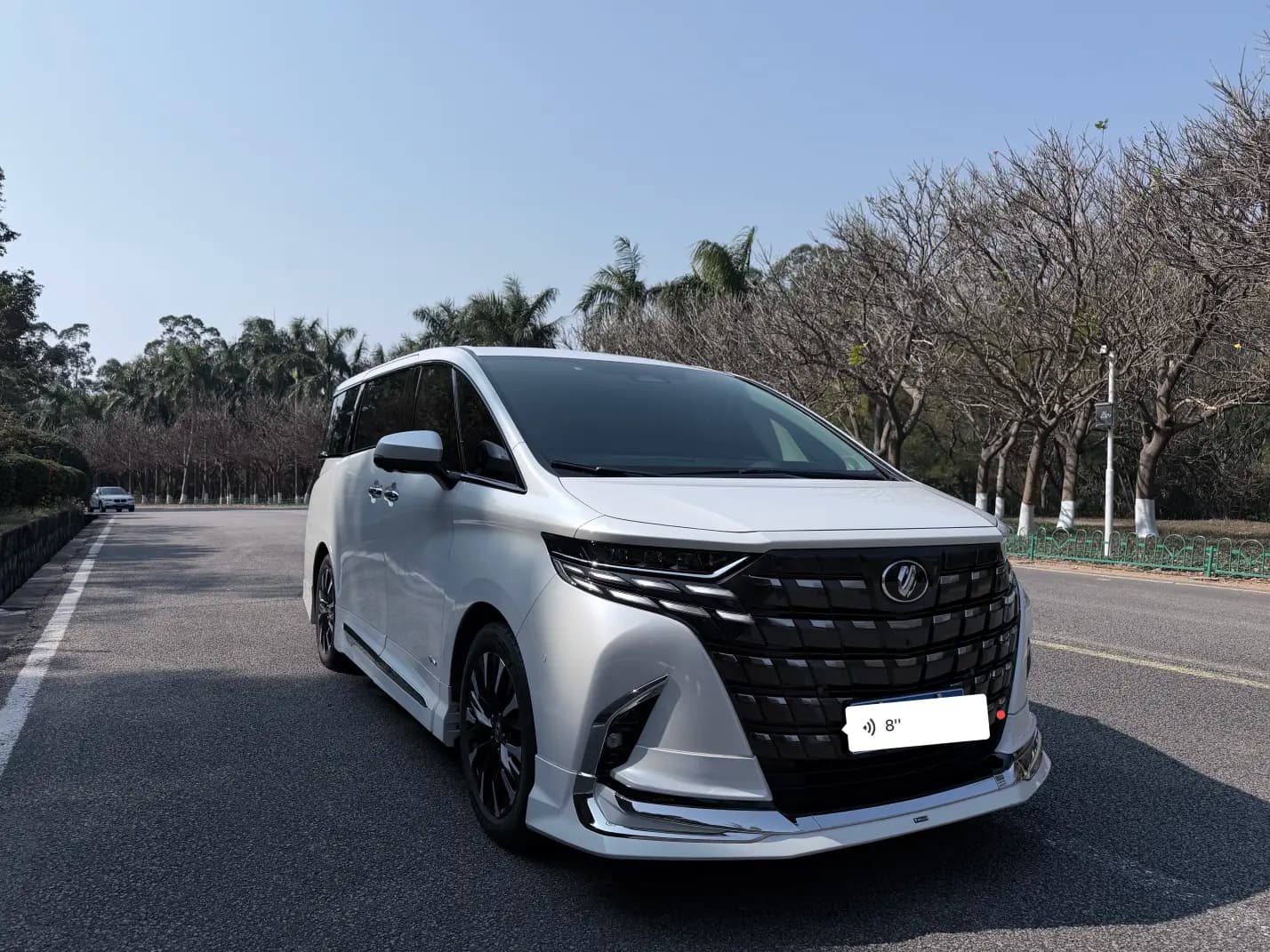 Toyota Alphard 2023 г. 39128 км. — фото 3