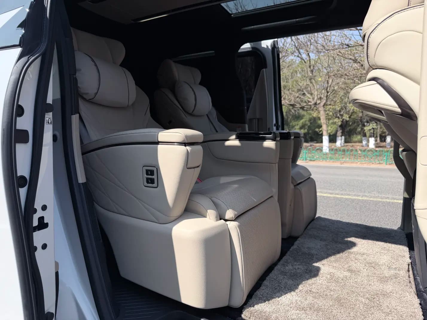 Toyota Alphard 2023 г. 39128 км. — фото 7