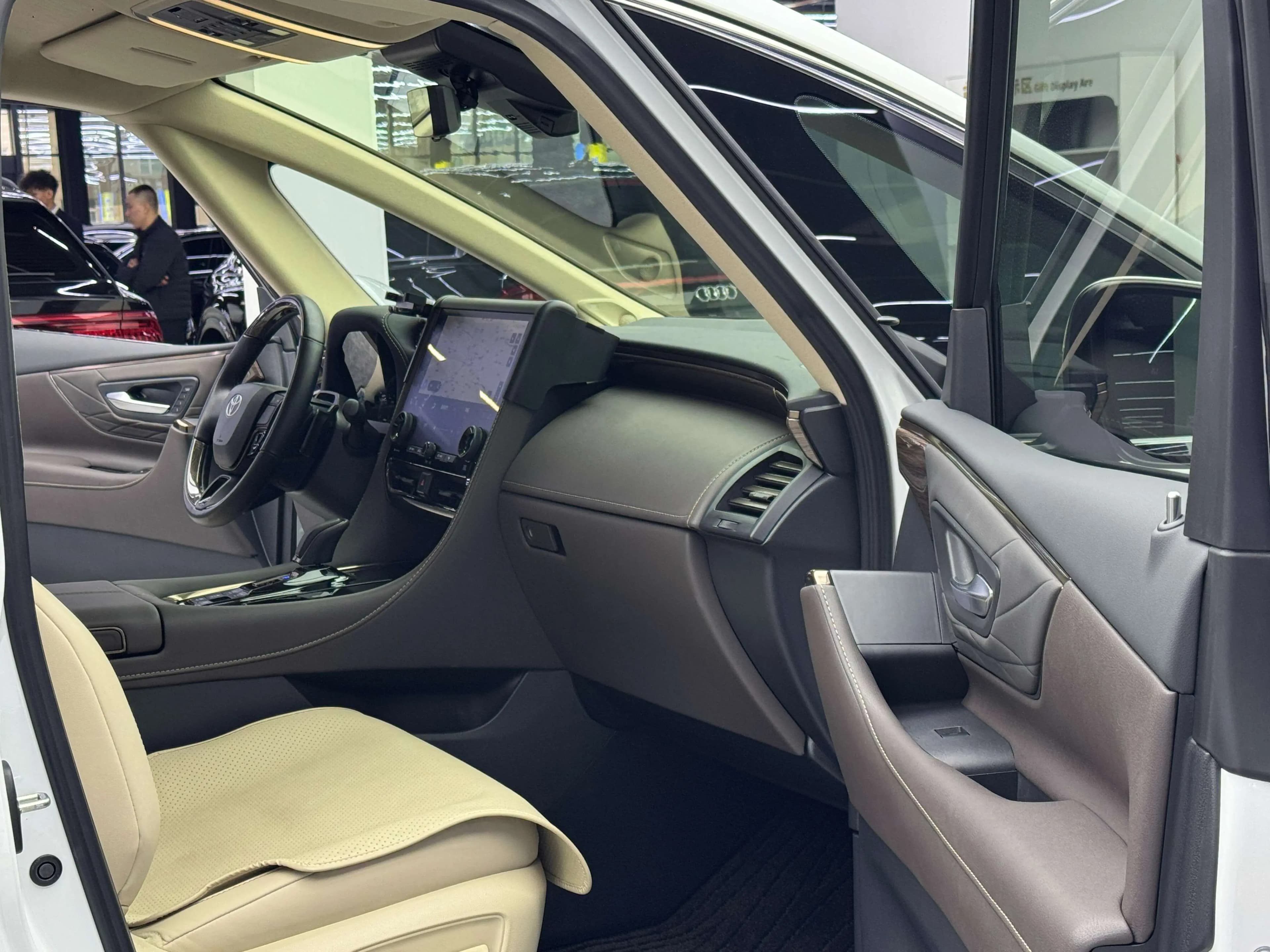 Toyota Alphard 2024 г. 24829 км. — фото 12